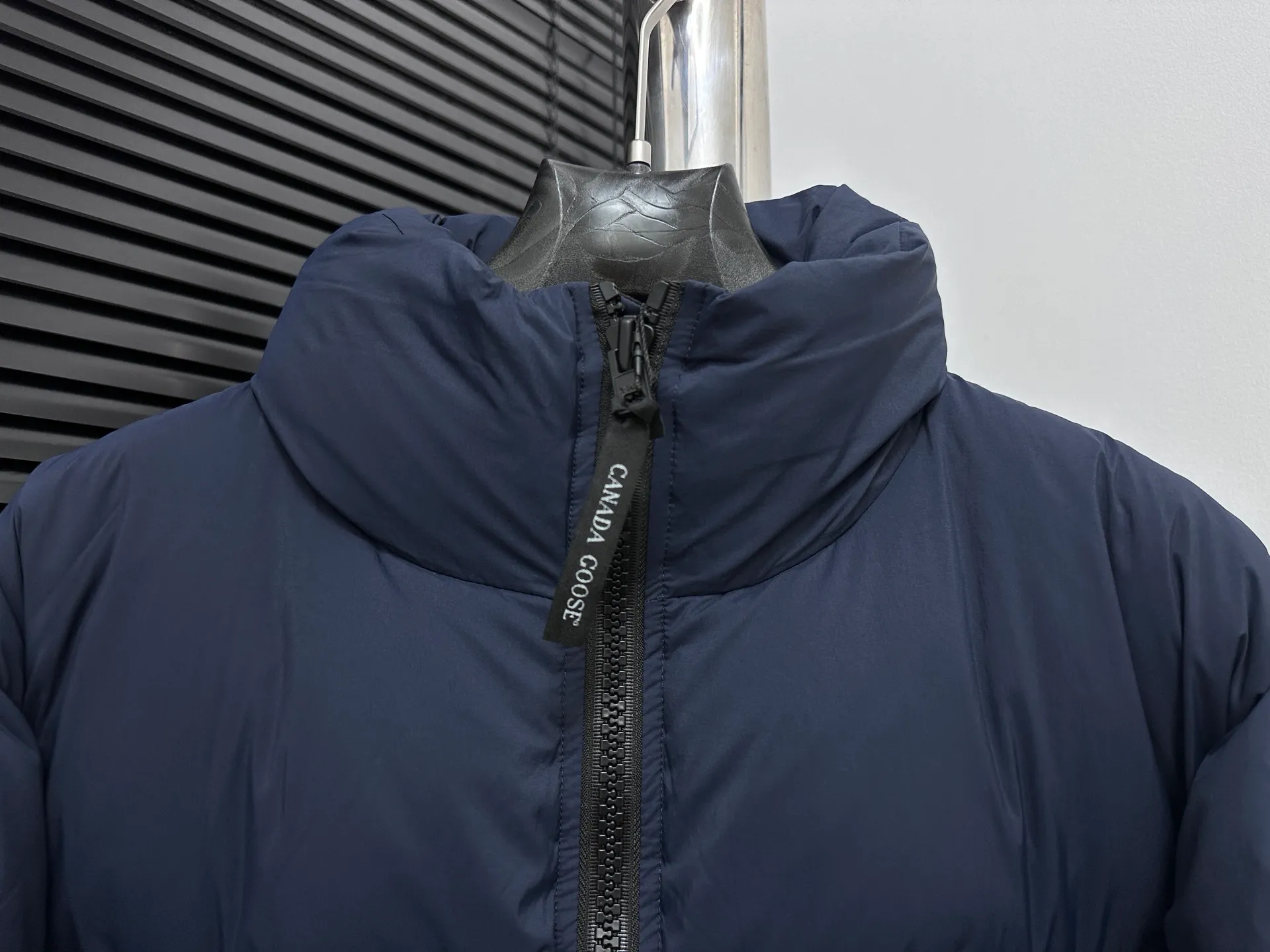 P840 【Canada gooes】Large Goose Sleeve Stand Collar Down Jacket Lawrence down jacket provides basic protection for daily adventures. Delicately soft fabric, this is a water-repellent fabric that is soft to the touch yet durable. Filled with extremely fluffy white duck down. This piece has a quilted body and structured down. Padded collar and reflective double-stripe grip tape. Extended hem and tucked-in inner rib-knit cuffs. Size: XS-2XL